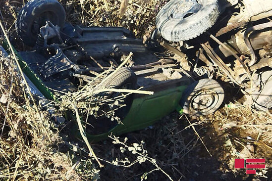 Beyləqanda üç maşın toqquşub, ikisi kanala aşıb - FOTO