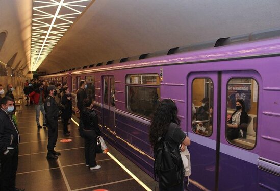 Bakı metrosunda sərnişin qatar yoluna düşüb - AÇIQLAMA