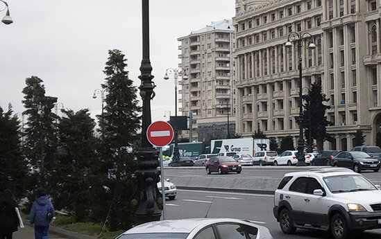 Bəzi daşıyıcılar xüsusi defisit icazə blankı tələb edir - Heydər Əliyev prospektini iflic etmiş TIR-larla bağlı ARAŞDIRMA