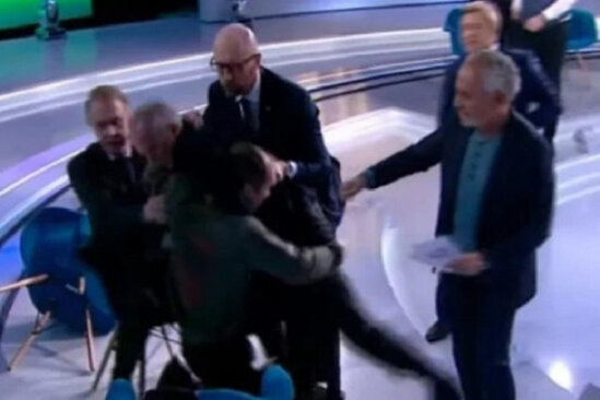 Canlı efirdə jurnalistlə deputat YUMRUQLAŞDI - VİDEO