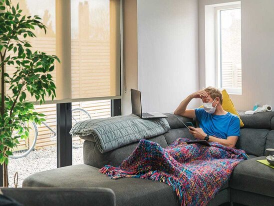 Bu ölkə COVID xəstələri üçün özünütəcrid tələbini ləğv edir