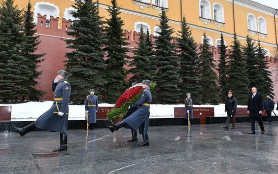 İlham Əliyev Moskvada naməlum əsgərin məzarını ziyarət etdi - FOTO/VİDEO
