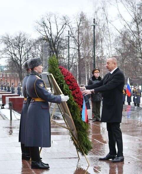 İlham Əliyev Moskvada naməlum əsgərin məzarını ziyarət etdi - FOTO/VİDEO