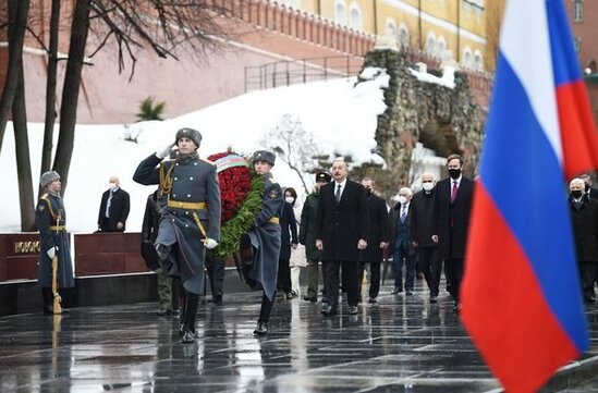 İlham Əliyev Moskvada naməlum əsgərin məzarını ziyarət etdi - FOTO/VİDEO