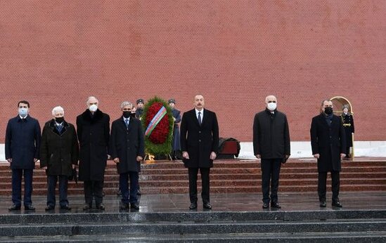 İlham Əliyev Moskvada naməlum əsgərin məzarını ziyarət etdi - FOTO/VİDEO