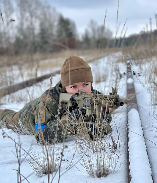 Ukrayna gözəli əlinə silah alıb orduya qoşuldu - FOTO