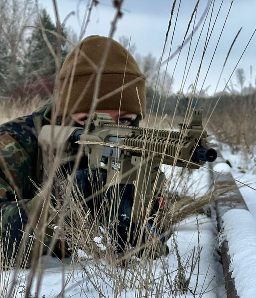 Ukrayna gözəli əlinə silah alıb orduya qoşuldu - FOTO
