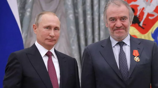 Putinin dostuna 24 saat verildi - FOTO