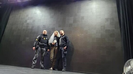 Bombalanan Kiyevdə nikah: ukraynalı polis zabiti və rus jurnalist evləndilər - FOTO