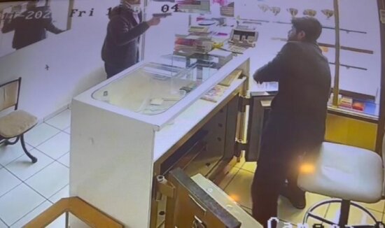 Tibbi maskayla mağazaya girib görün nə etdi - VİDEO