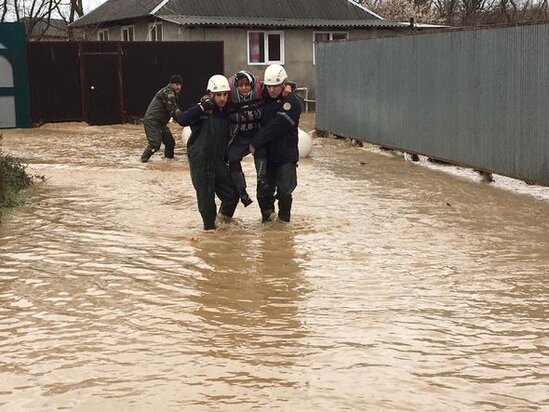 Masallı və Cəlilabadda çay daşdı: İnsanların xilasedilmə görüntüləri - YENİLƏNİB + FOTO/VİDEO