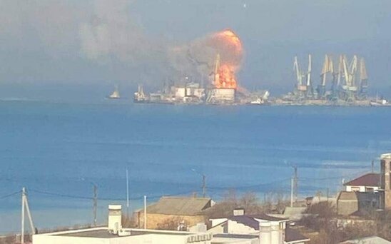 Ukrayna ordusu Rusiyanın iri desant gəmisini məhv edib-VİDEO