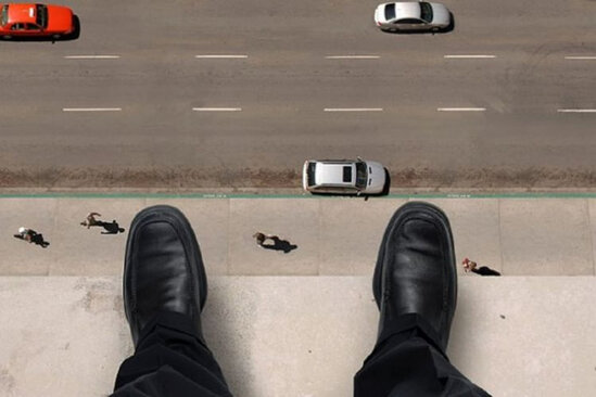 70 yaşlı kişi özünü binadan atdı - AZƏRBAYCANDA