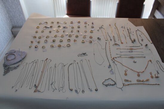 Oyuncaq tapança ilə 45 minlik qızıl oğurladılar - FOTO