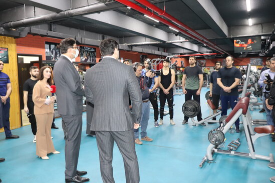 Gənclər və idman naziri Kamil Zeynallıya məxsus fitness zalının qonağı oldu - FOTO-VİDEO