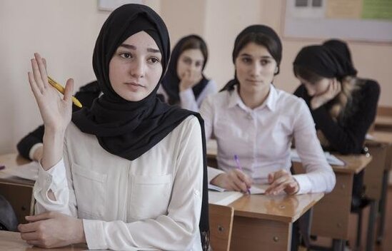 "Niyə açıq-saçıq geyinmək cəmiyyəti narahat etmir, hicab narahat edir?"-Təhsil eksperti