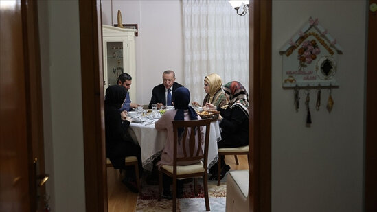 Əminə Ərdoğan iftar süfrəsində qonaq olduqları ailəyə təşəkkür edib - FOTO