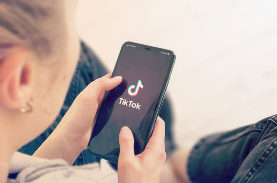 Kişi arvadını "Tik-Tok"dan istifadəyə görə döyüb, qadın ərini bağışlayıb
