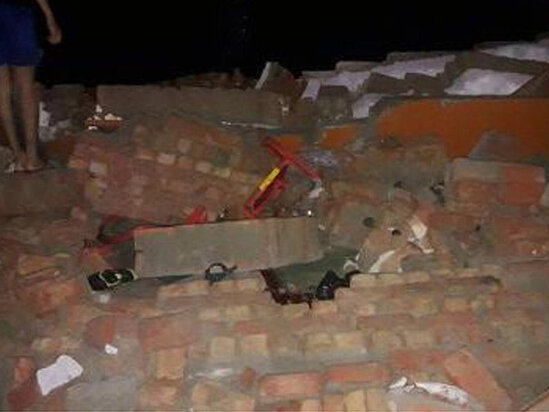 10-larla metr uzunluğunda divar evlərin üzərinə uçdu - VİDEO