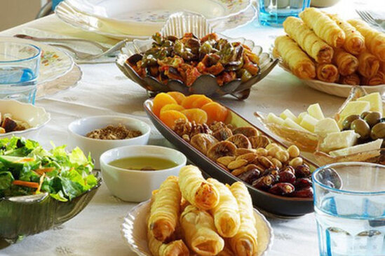 Oruc saxlayanlarla imic saxlayanlar: Bakıda əl yandıran iftar menyuları - VİDEO