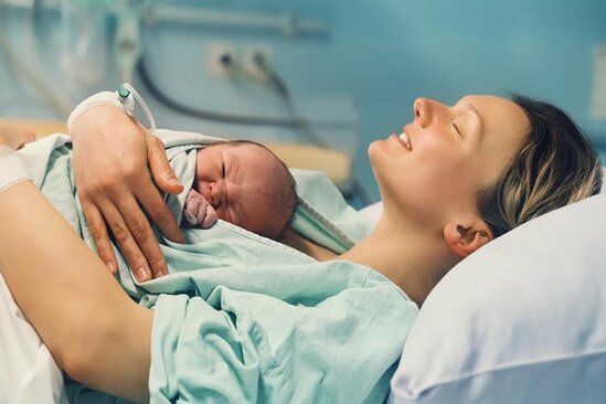 Doğuşdan sonra bədənində ət yeyən bakteriyalar aşkar edildi