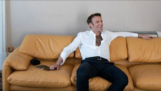 Makronun "açıq-saçıq" fotosu gündəm oldu - FOTO