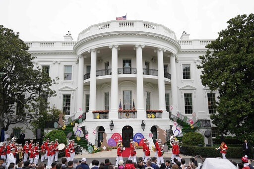 Pasxa dovşanı Co Baydeninin sözünü belə kəsdi - FOTO/VİDEO