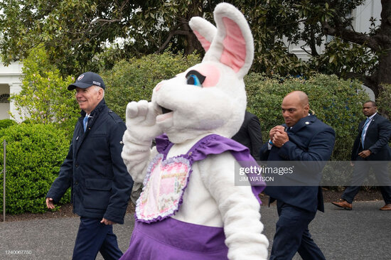 Pasxa dovşanı Co Baydeninin sözünü belə kəsdi - FOTO/VİDEO