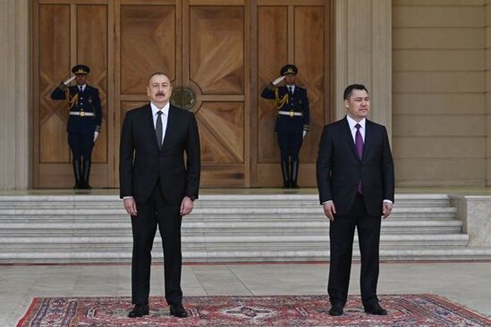 İlham Əliyev qırğız həmkarını qarşıladı - FOTO