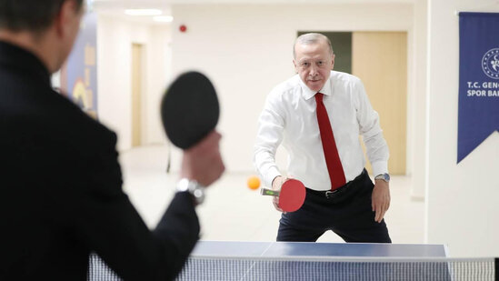 Ərdoğan pencəyini çıxarıb, gənclərlə stolüstü tennis oynadı - VİDEO