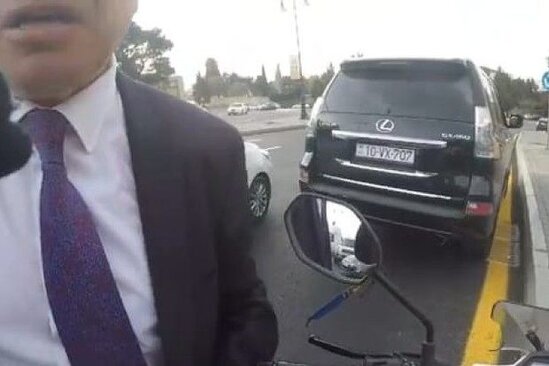 Bakıda "Lexus" sahibi motosiklet sürücüsünü döydü - ANBAAN VİDEO