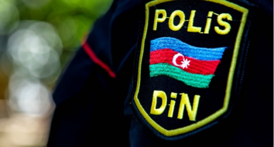 Göyçay sakini divar lövhəsini sındıraraq polisi yaraladı