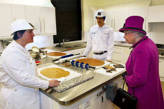 300 dollarlıq konfet və 15 dollarlıq peçenye: II Elizabetin sevimli yeməkləri