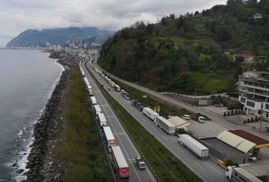 Sərhəddə 8 kilometrlik "TIR" növbəsi yarandı