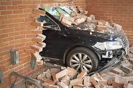 Sumqayıtda avtomobil divara çırpılıb, sərnişin ölüb