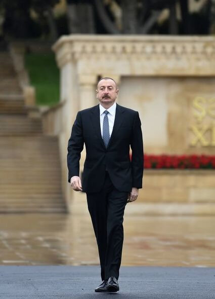 Prezident faşizm üzərində Qələbə uğrunda həlak olan Azərbaycan övladlarının xatirəsini ehtiramla anıb