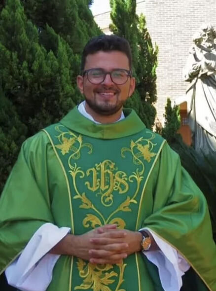 Keşiş nikahı yarımçıq qoyub oğrunun ardınca qaçdı və onu maşını ilə vurdu - FOTO/VİDEO