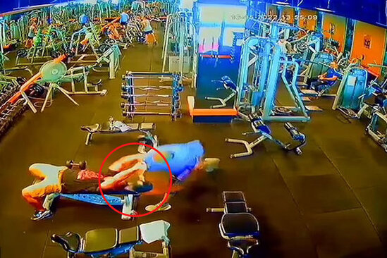 İdman zalında qorxunc hadisə: Ştanq qaldıran kişinin başından qantellə vurdu - VİDEO