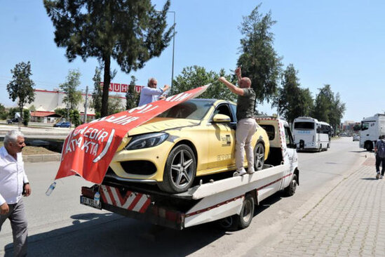 Lüks avtomobilini evakuatorla şəhərdə "gəzdirdi": "Markanın qüsurudur" - VİDEO