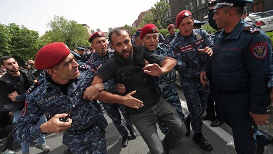 İrəvanda minlərlə insan küçələrə axışdı - FOTO