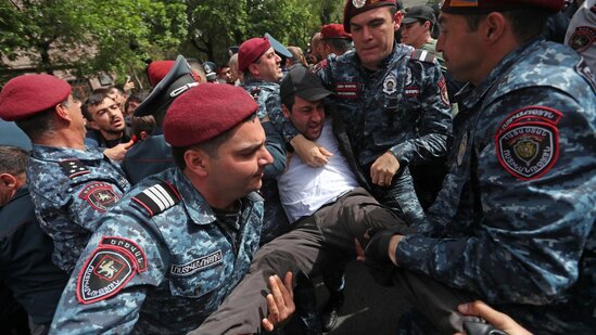 İrəvanda minlərlə insan küçələrə axışdı - FOTO