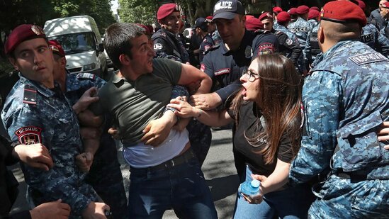 İrəvanda minlərlə insan küçələrə axışdı - FOTO