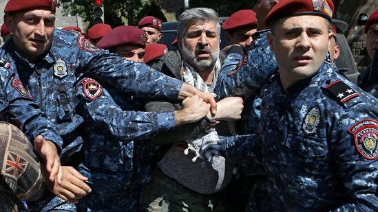 İrəvanda minlərlə insan küçələrə axışdı - FOTO