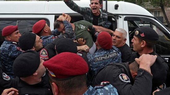 İrəvanda minlərlə insan küçələrə axışdı - FOTO