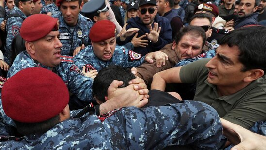 İrəvanda minlərlə insan küçələrə axışdı - FOTO