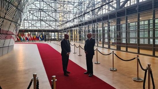 İlham Əliyevlə Şarl Mişel arasında rəsmi görüşöncəsi səmimi söhbət