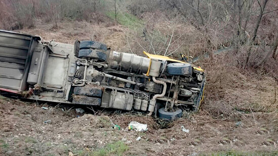 Külək faciəyə SƏBƏB OLDU: "TIR" aşdı, sürücünün qolu amputasiya edildi