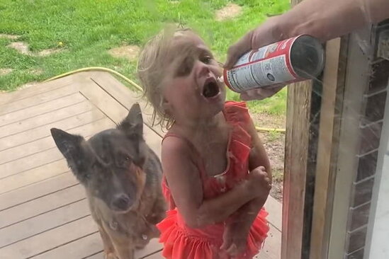 Kişi ağlayan qızını qəribə üsulla sakitləşdirdi - VİDEO