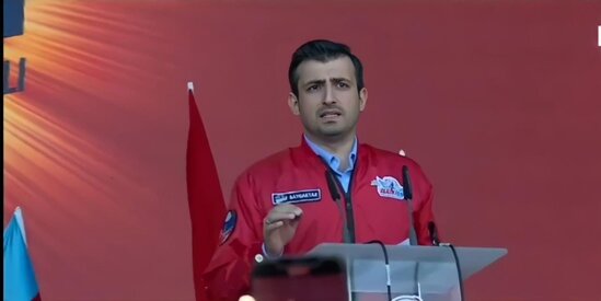 Səlcuq Bayraqdar Bəxtiyar Vahabzadənin şeirini oxudu - VİDEO