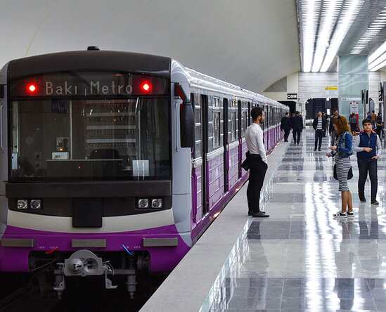 Bakı metrosunda gənc qızın halı pisləşdi